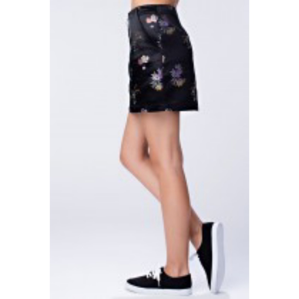 3/$25 MINI SKIRT W/ ZIPPER & FLORAL DETAIL - Picture 8 of 8